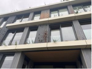 Loslatende verf op een houten gevelafwerking
